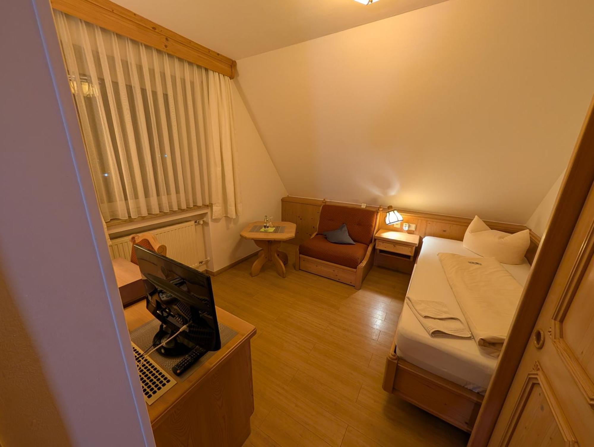 Отель Hotel-gasthof Zur Rose Вайсенхорн