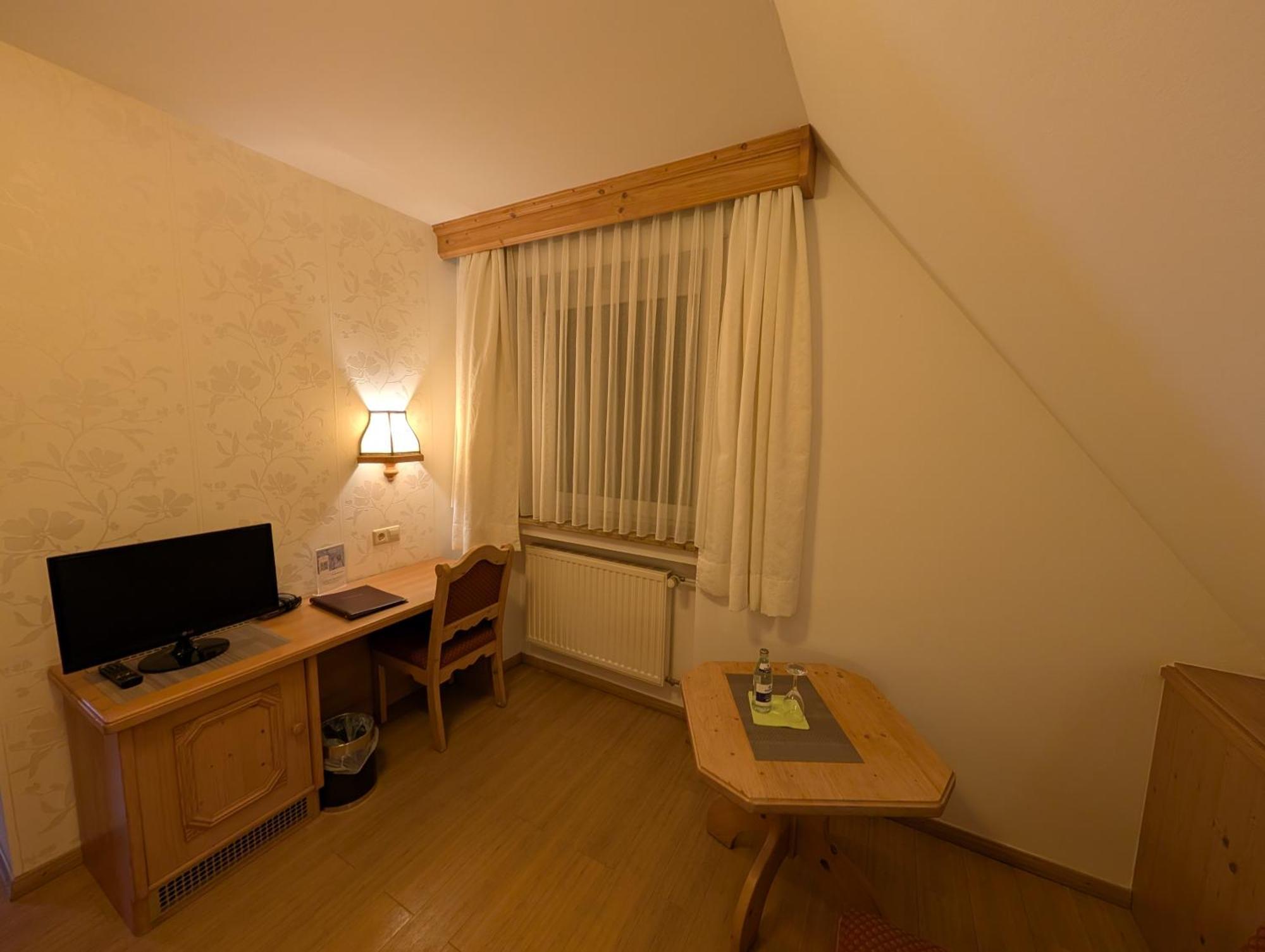 Отель Hotel-gasthof Zur Rose Вайсенхорн