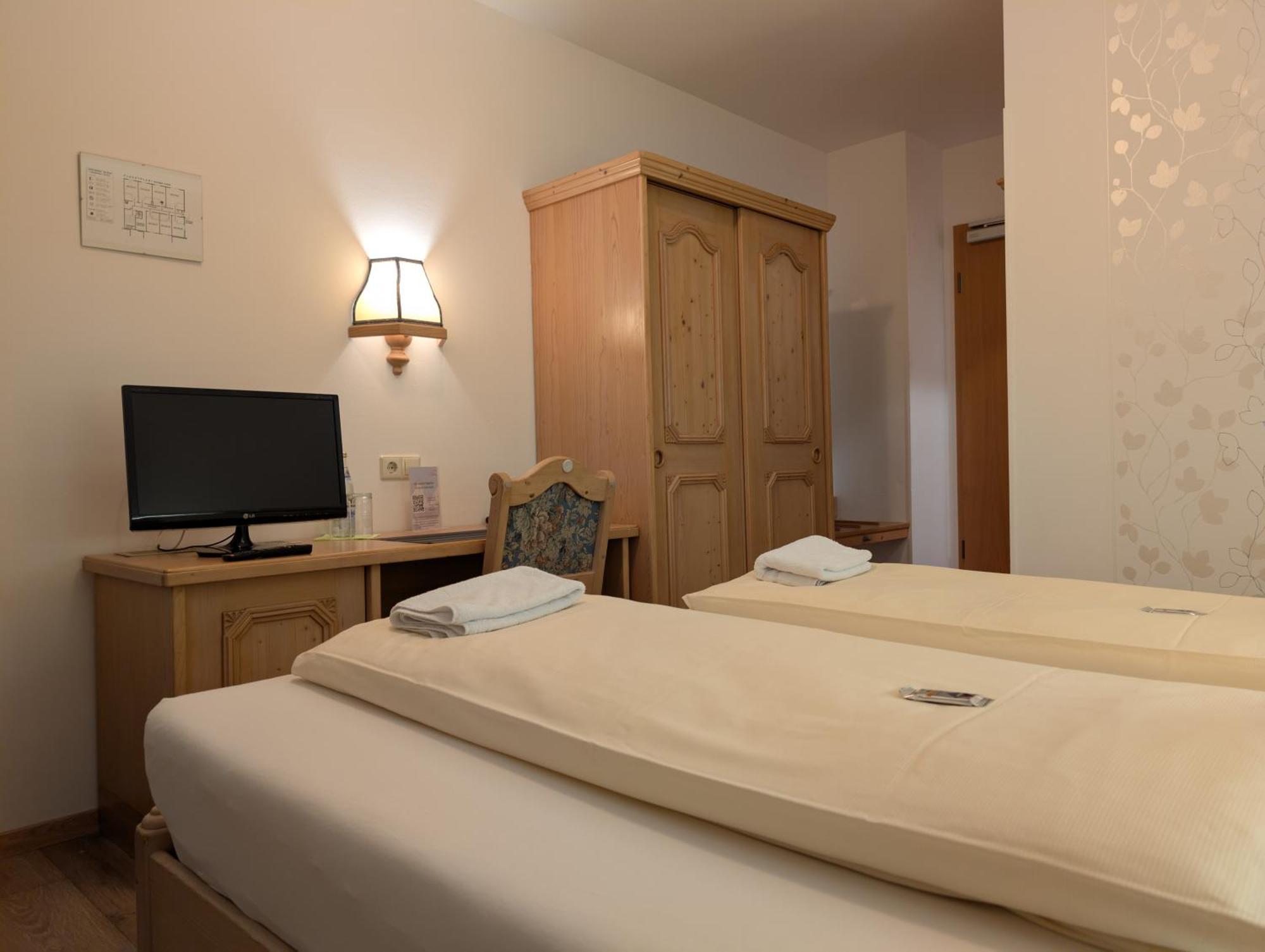 Hotel-gasthof Zur Rose Отель Вайсенхорн