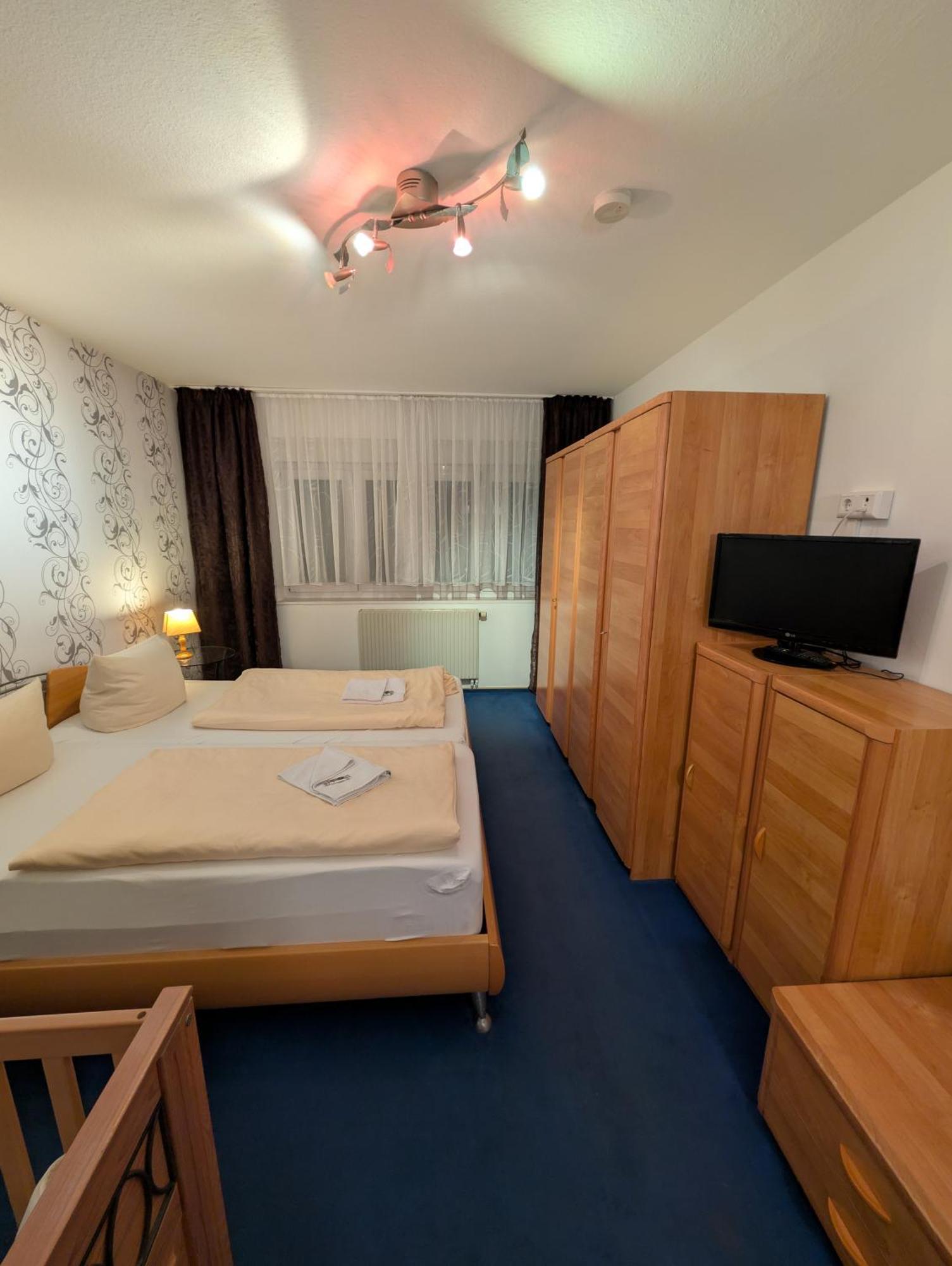Отель Hotel-gasthof Zur Rose Вайсенхорн